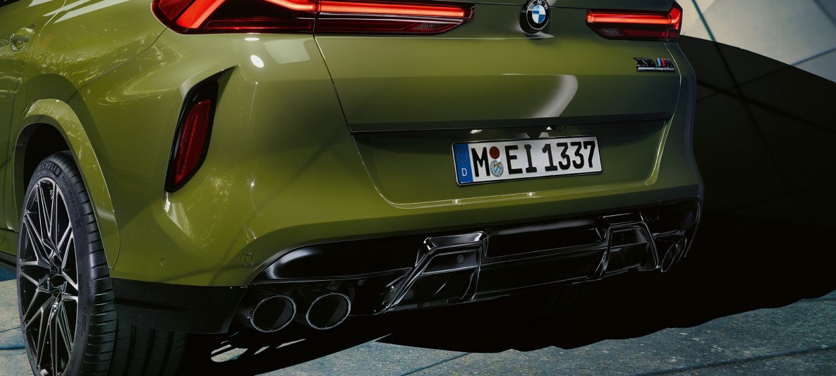 BMW X6 M Competition mit M Sportabgasanlage F96 BMW Individual Sonderlackierung Urban Green Dreiviertel-Heckansicht