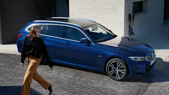 BMW 3er Touring Financial Services Dreiviertel-Seitenansicht mit Model